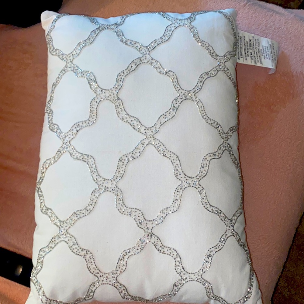 14x20 quatrefoil design pillow
